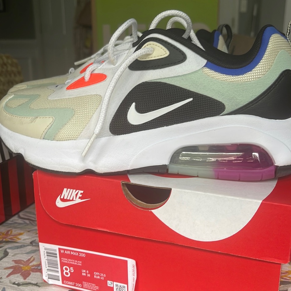 Nike Women’s Air Max 200